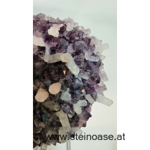 Amethyst mit Calciten auf Ständer